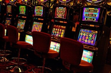 combo99 mobile app interface showing live-dealer tables and sports markets